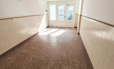 Casa en  Los Troncos. Alquiler por 24 meses. 3 dormitorios. cocina y comedor diario, amplio patio. grage y trotadora, lavadero