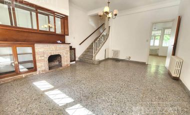 Casa en  Los Troncos. Alquiler por 24 meses. 3 dormitorios. cocina y comedor diario, amplio patio. grage y trotadora, lavadero