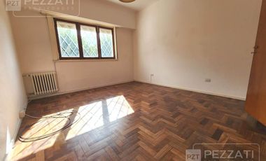 Casa en  Los Troncos. Alquiler por 24 meses. 3 dormitorios. cocina y comedor diario, amplio patio. grage y trotadora, lavadero