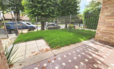 Casa en  Los Troncos. Alquiler por 24 meses. 3 dormitorios. cocina y comedor diario, amplio patio. grage y trotadora, lavadero