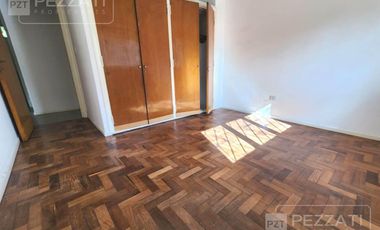 Casa en  Los Troncos. Alquiler por 24 meses. 3 dormitorios. cocina y comedor diario, amplio patio. grage y trotadora, lavadero