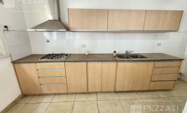 Casa en  Los Troncos. Alquiler por 24 meses. 3 dormitorios. cocina y comedor diario, amplio patio. grage y trotadora, lavadero