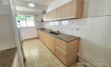 Casa en  Los Troncos. Alquiler por 24 meses. 3 dormitorios. cocina y comedor diario, amplio patio. grage y trotadora, lavadero