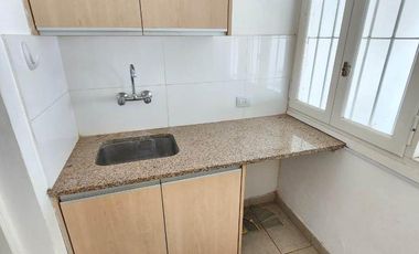 Casa en  Los Troncos. Alquiler por 24 meses. 3 dormitorios. cocina y comedor diario, amplio patio. grage y trotadora, lavadero