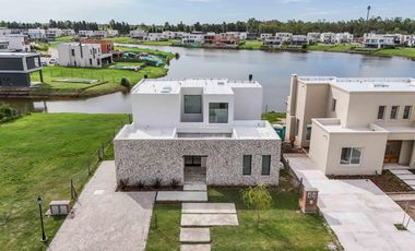 Casa en venta, al agua, de 7 ambientes, en Barrio Santa Ana