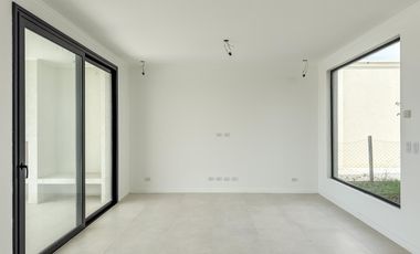 Casa en venta, al agua, de 7 ambientes, en Barrio Santa Ana