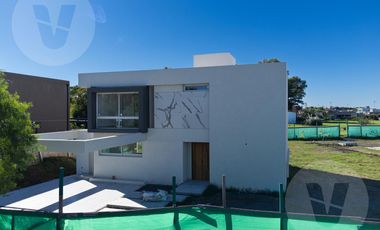 Casa en venta y alquiler - Barrio Santa Juana, Canning