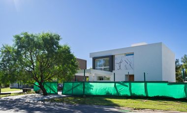 Casa en venta y alquiler - Barrio Santa Juana, Canning