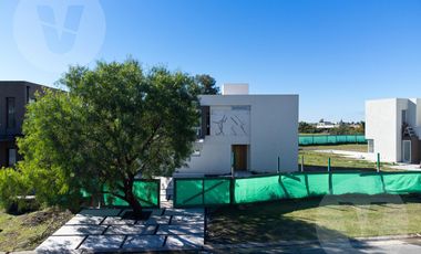 Casa en venta y alquiler - Barrio Santa Juana, Canning