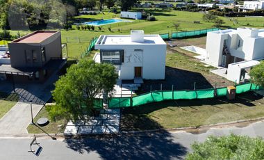 Casa en venta y alquiler - Barrio Santa Juana, Canning