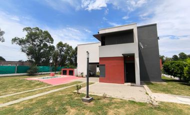 Casa 3 dormitorios en Colastiné, quincho, pileta y amplio terreno