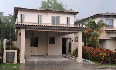 ALQUILO CASA PANAMA PACIFICO WOODLANS CON LINEA BLANCA 4 PANELES SOLAR