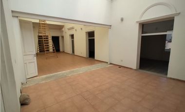 CASONA COLONIAL - REMODELADA  - MAS DE 12 AMBIENTES - PLENO CENTRO