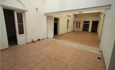 CASONA COLONIAL - REMODELADA  - MAS DE 12 AMBIENTES - PLENO CENTRO
