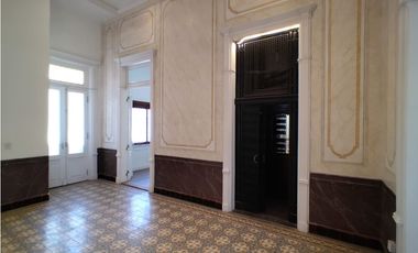 CASONA COLONIAL - REMODELADA  - MAS DE 12 AMBIENTES - PLENO CENTRO