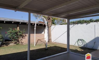 Casa en alquiler c/ cochera en Villa Allende