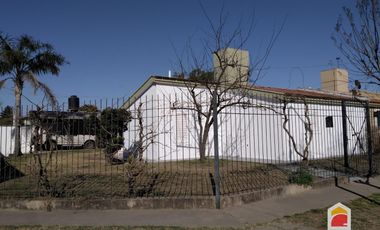Casa en alquiler c/ cochera en Villa Allende