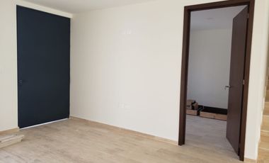 CASA EN VENTA CON RECÁMARA ABAJO EN PARQUE QUERÉTARO  LOMAS DE ANGELÓPOLIS