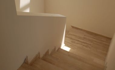 CASA EN VENTA CON RECÁMARA ABAJO EN PARQUE QUERÉTARO  LOMAS DE ANGELÓPOLIS