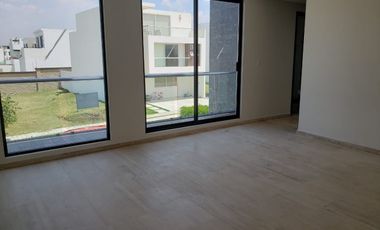 CASA EN VENTA CON RECÁMARA ABAJO EN PARQUE QUERÉTARO  LOMAS DE ANGELÓPOLIS