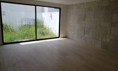 CASA EN VENTA CON RECÁMARA ABAJO EN PARQUE QUERÉTARO  LOMAS DE ANGELÓPOLIS