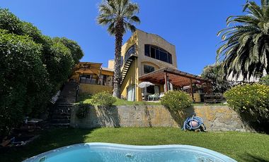 SE ARRIENDA HERMOSA CASA CON VISTA AL MAR (CÓD. 546)