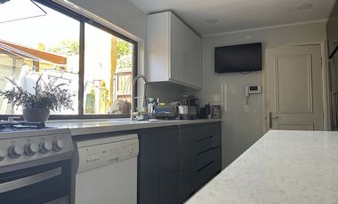 SE ARRIENDA HERMOSA CASA CON VISTA AL MAR (CÓD. 546)