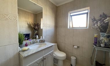 SE ARRIENDA HERMOSA CASA CON VISTA AL MAR (CÓD. 546)