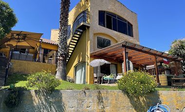 SE ARRIENDA HERMOSA CASA CON VISTA AL MAR (CÓD. 546)