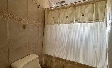 SE ARRIENDA HERMOSA CASA CON VISTA AL MAR (CÓD. 546)