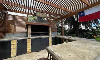 SE ARRIENDA HERMOSA CASA CON VISTA AL MAR (CÓD. 546)