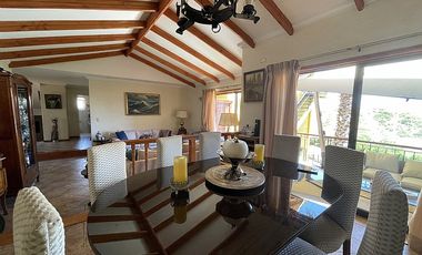 SE ARRIENDA HERMOSA CASA CON VISTA AL MAR (CÓD. 546)