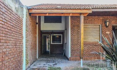 VENTA CASA 4 AMBIENTES CON PISCINA CLIMATIZADA Y QUINCHO EN LA MEJOR ZONA RESIDENCIAL DE RANELAGH