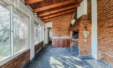 VENTA CASA 4 AMBIENTES CON PISCINA CLIMATIZADA Y QUINCHO EN LA MEJOR ZONA RESIDENCIAL DE RANELAGH