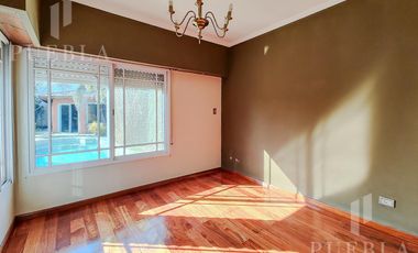 VENTA CASA 4 AMBIENTES CON PISCINA CLIMATIZADA Y QUINCHO EN LA MEJOR ZONA RESIDENCIAL DE RANELAGH