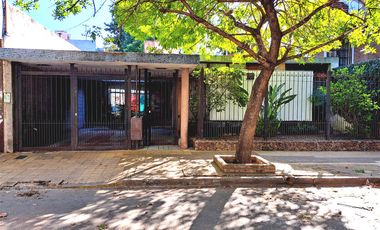 Casa 4 ambientes con cochera en venta en Quilmes
