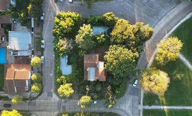 Casa en venta - 4 Dormitorios 3 Baños - Cochera - 1.464Mts2 - City Bell, La Plata