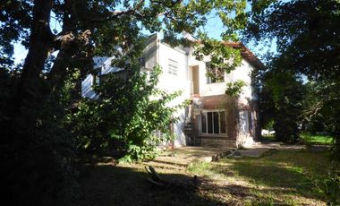 Casa en venta - 4 Dormitorios 3 Baños - Cochera - 1.464Mts2 - City Bell, La Plata