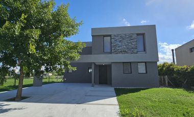 Casa en  venta en San Matías a la laguna 4 dormitorios pileta a estrenar 8187
