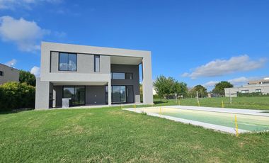 Casa en  venta en San Matías a la laguna 4 dormitorios pileta a estrenar 8187