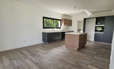 Casa en  venta en San Matías a la laguna 4 dormitorios pileta a estrenar 8187