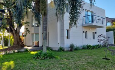 Casa 5 ambientes con una cochera Altos de Hudson I