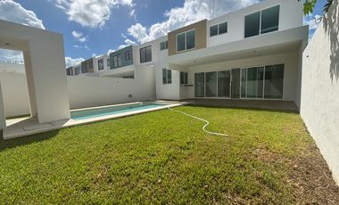Casa en venta de 4 recámaras - Privada en Conkal