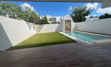 Casa en venta de 4 recámaras - Privada en Conkal