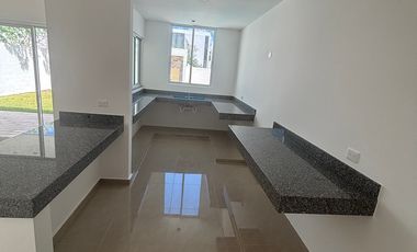 Casa en venta de 4 recámaras - Privada en Conkal