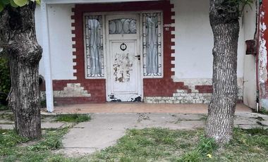 Propiedad ubicada en la esquina de Junín y Luján - Barrio Los Claveles