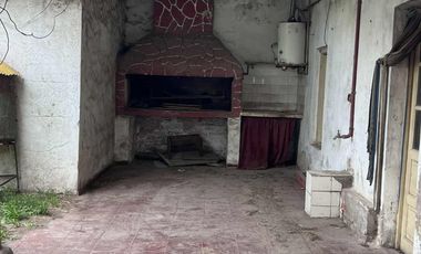 Propiedad ubicada en la esquina de Junín y Luján - Barrio Los Claveles