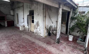 Propiedad ubicada en la esquina de Junín y Luján - Barrio Los Claveles