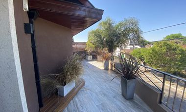 Casa 4 ambientes con cochera en venta en Quilmes