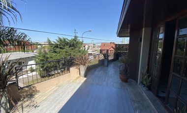 Casa 4 ambientes con cochera en venta en Quilmes